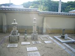 片岡八郎・春利の墓